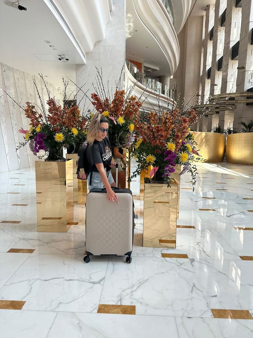 Rollink case, Hotel lobby